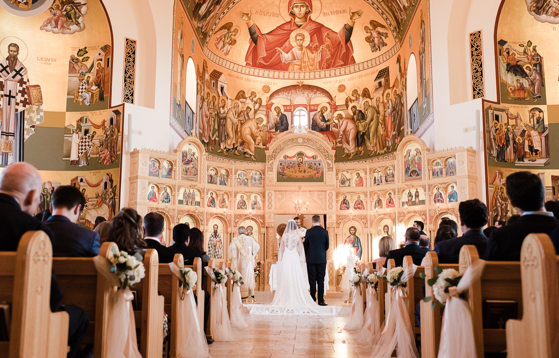 Место брака. Венчание в Италии в христианской церкви. Алтарь венчание. Итальянская свадьба в церкви. Свадебная церемония в церкви.